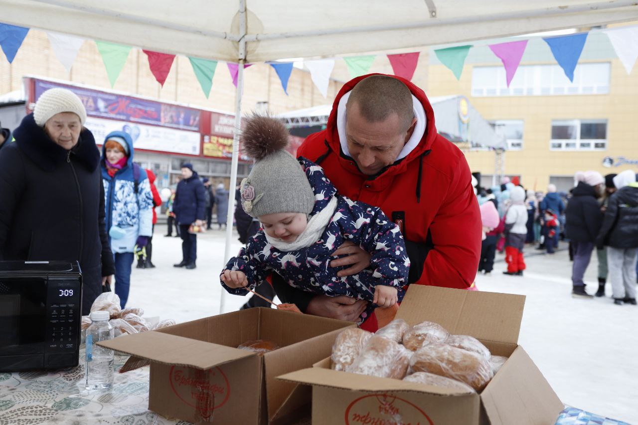 26 февраля на площади у дворца культуры «Исток» прошли гуляния в честь Широкой Масленицы