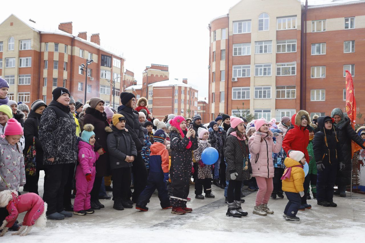26 февраля на площади у дворца культуры «Исток» прошли гуляния в честь Широкой Масленицы