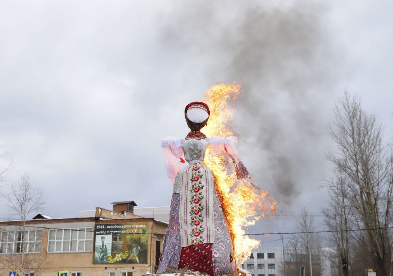 26 февраля на площади у дворца культуры «Исток» прошли гуляния в честь Широкой Масленицы