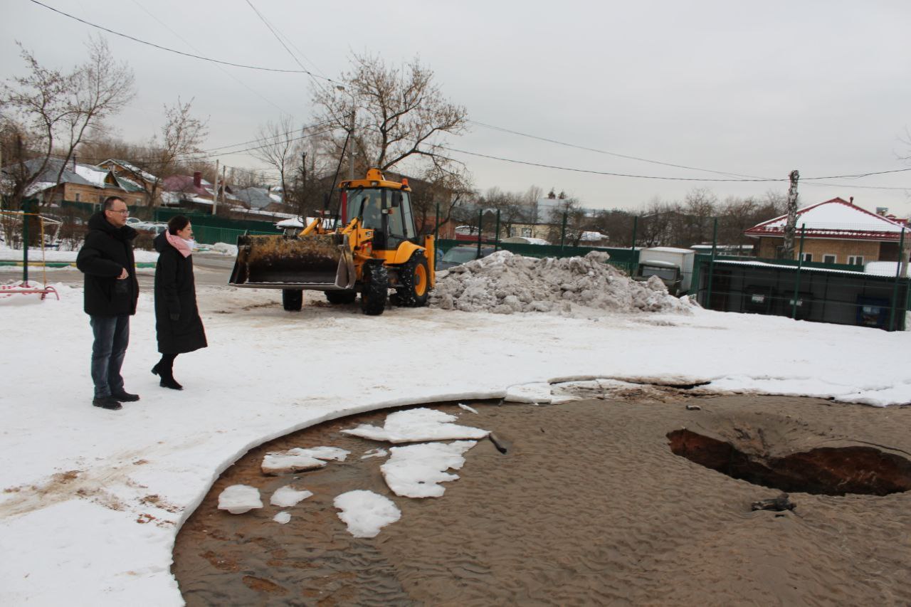 Проверка хода работ по устранению аварии на коллекторе в районе проспекта Мира