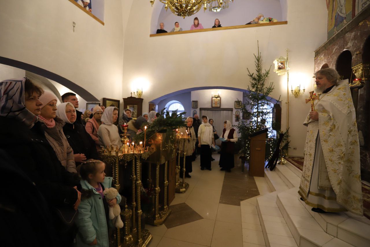 15 января в Храме Рождества Христова прошла праздничная служба по случаю предпразднства Богоявления и второго обретения мощей преподобного Серафима Саровского чудотворца