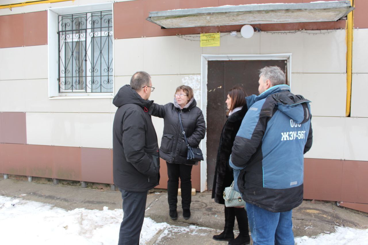 Проверка результатов косметического ремонта во втором подъезде дома № 12 по улице Центральная