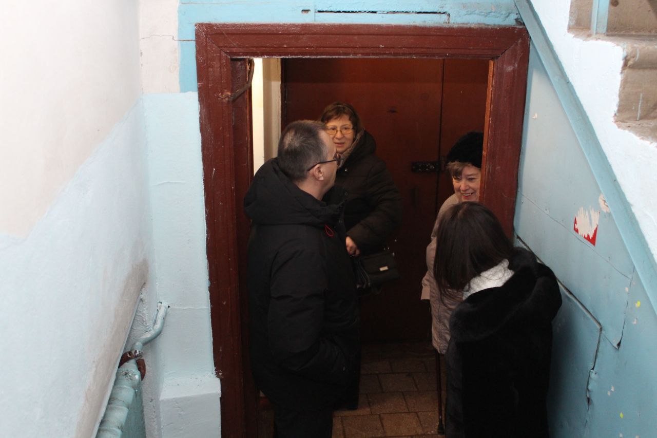 Проверка результатов косметического ремонта во втором подъезде дома № 12 по улице Центральная