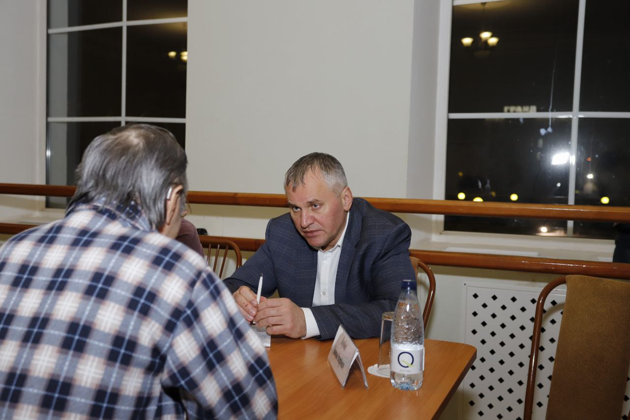 В Центре культуры и досуга «Факел» вновь прошла открытая встреча с жителями в формате «выездной администрации»