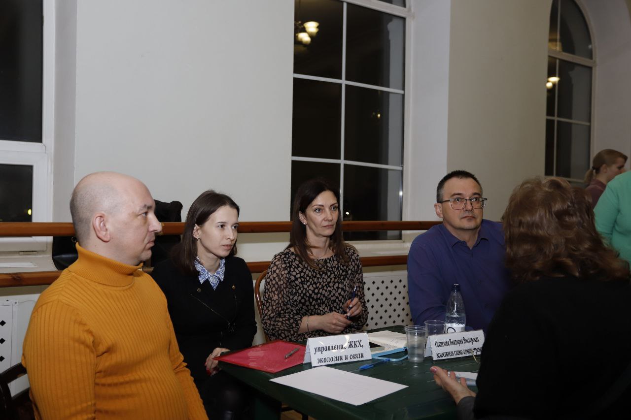 В Центре культуры и досуга «Факел» вновь прошла открытая встреча с жителями в формате «выездной администрации»