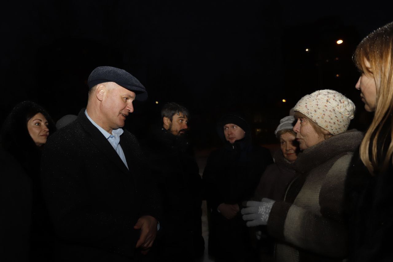 Ремонт подъездов, благоустройство и озеленение: глава городского округа Фрязино Дмитрий Воробьев провел встречу с жителями дома 15 по улице Полевая