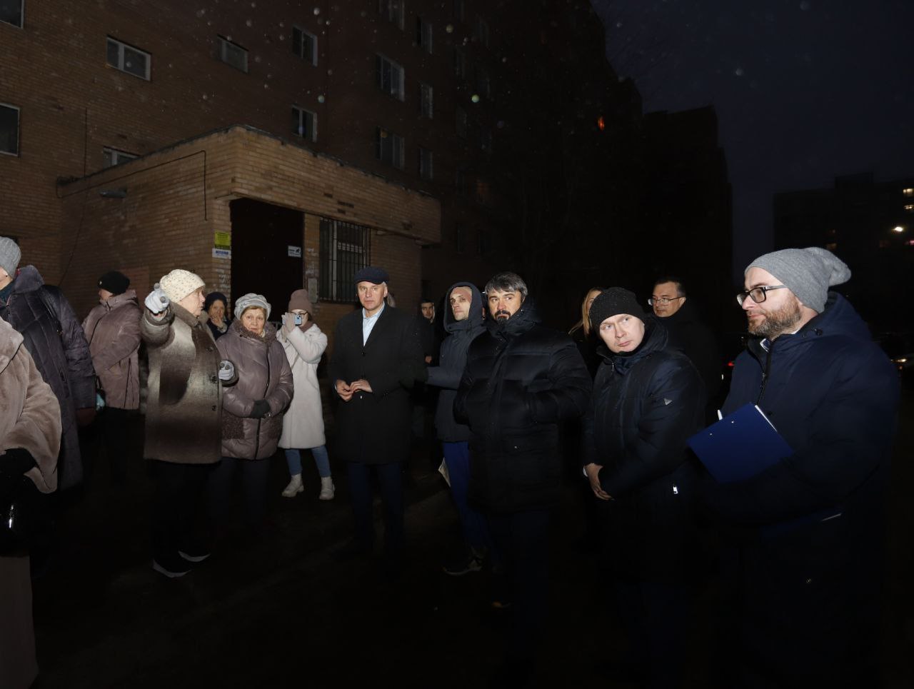 Ремонт подъездов, благоустройство и озеленение: глава городского округа Фрязино Дмитрий Воробьев провел встречу с жителями дома 15 по улице Полевая