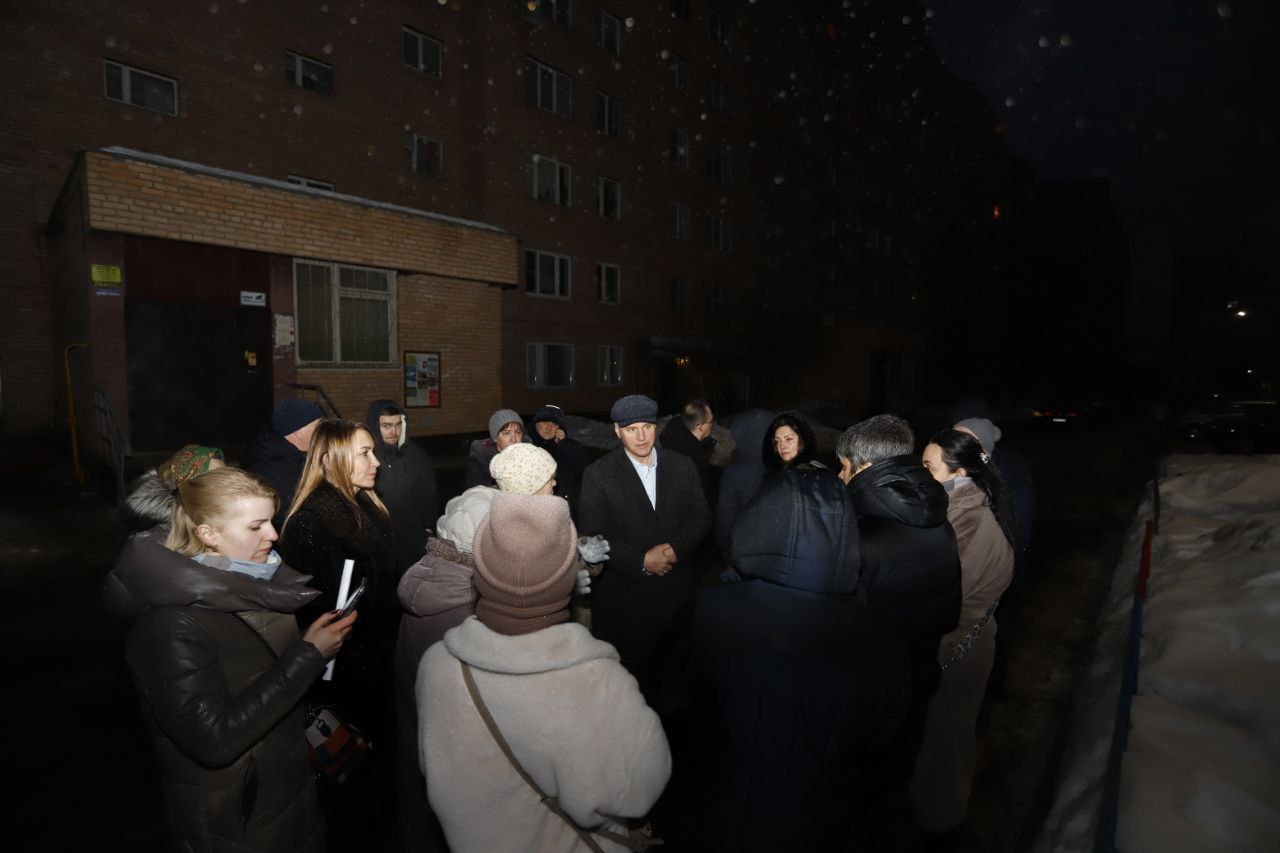 Ремонт подъездов, благоустройство и озеленение: глава городского округа Фрязино Дмитрий Воробьев провел встречу с жителями дома 15 по улице Полевая