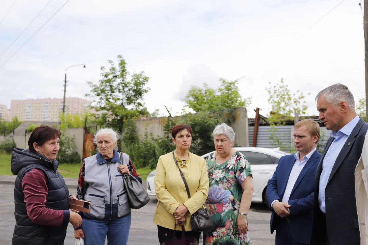 Глава городского округа Фрязино Дмитрий Воробьев вместе с жителями проверил состояние новых автобусов среднего класса вместимости
