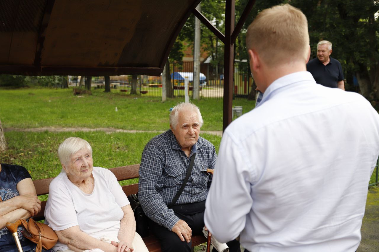 Благоустройство, экология и содержание ДИП - главные темы встречи с жителями во дворе дома №9 по улице Ленина