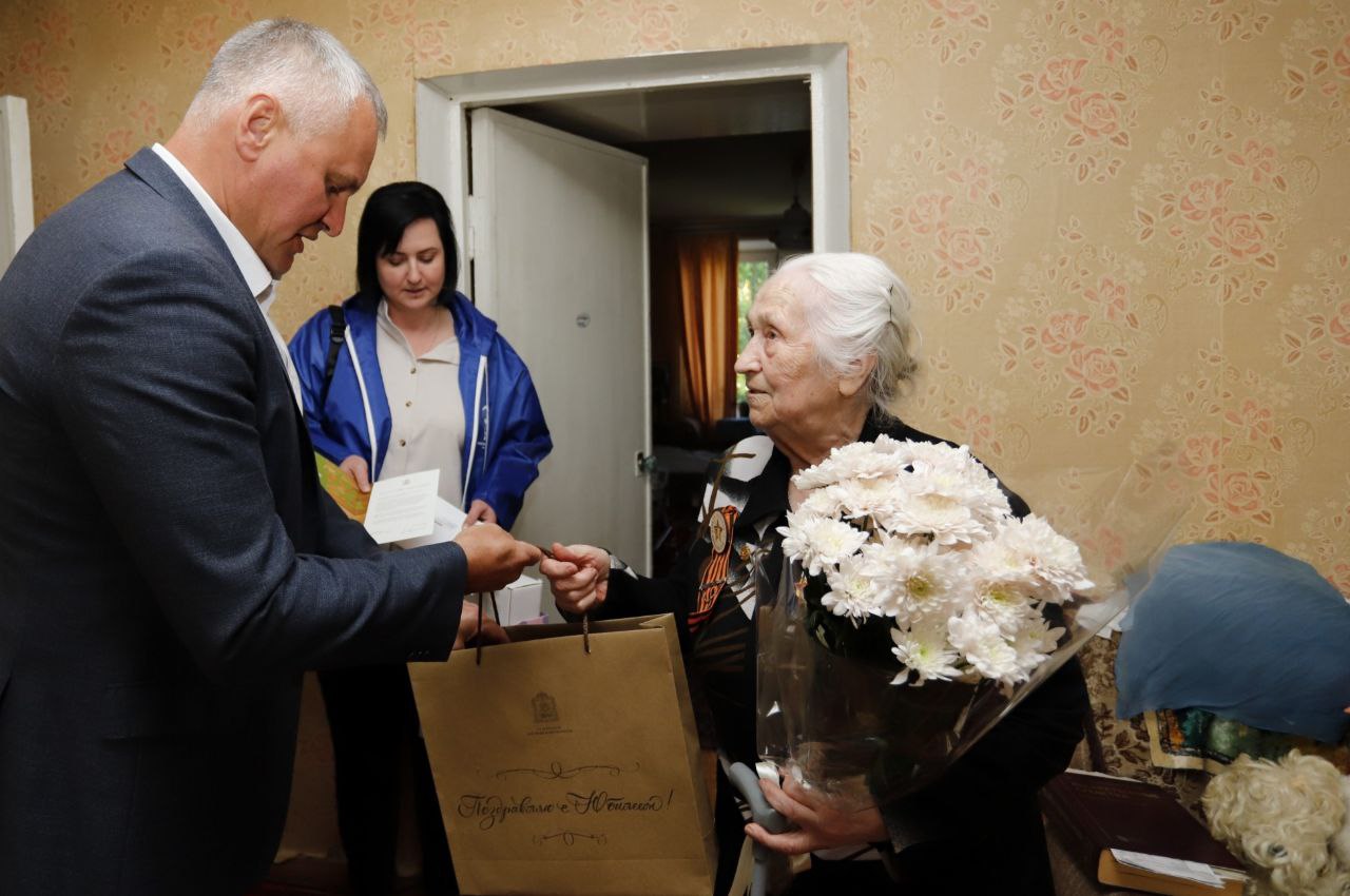 Глава городского округа Фрязино Дмитрий Воробьев поздравил с юбилеем ветерана ВОВ Гордееву Анну Митрофановну