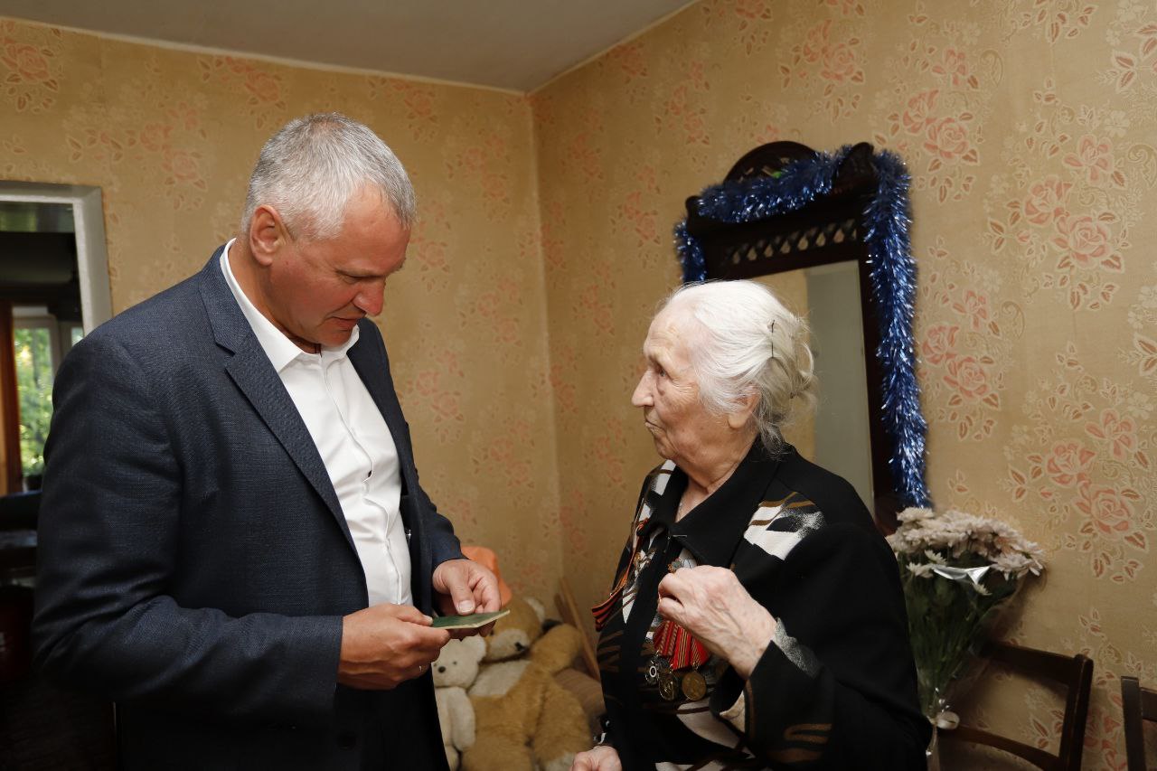 Глава городского округа Фрязино Дмитрий Воробьев поздравил с юбилеем ветерана ВОВ Гордееву Анну Митрофановну