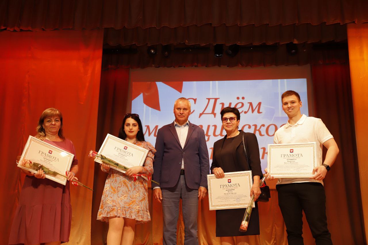 Глава городского округа Фрязино Дмитрий Воробьев поздравил работников сферы здравоохранения совместно с депутатом Московской областной Думы Николаем Черкасовым и председателем городского Совета депутатов Еленой Романовой