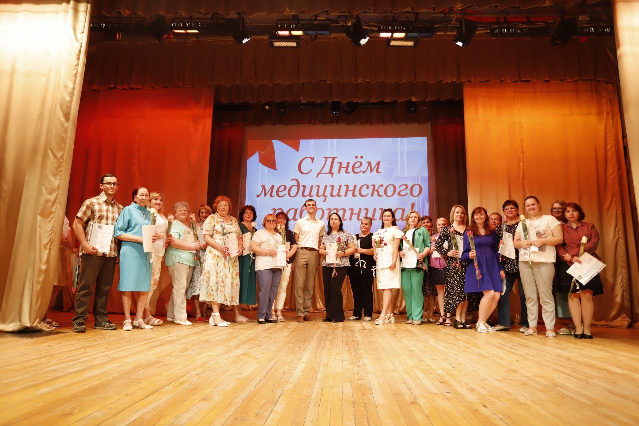 Глава городского округа Фрязино Дмитрий Воробьев поздравил работников сферы здравоохранения совместно с депутатом Московской областной Думы Николаем Черкасовым и председателем городского Совета депутатов Еленой Романовой