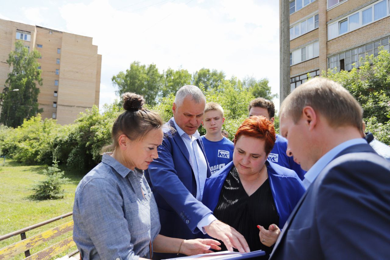 Глава городского округа Фрязино Дмитрий Воробьев вместе с жителями проверил ход строительства новой детской площадки на улице Нахимова
