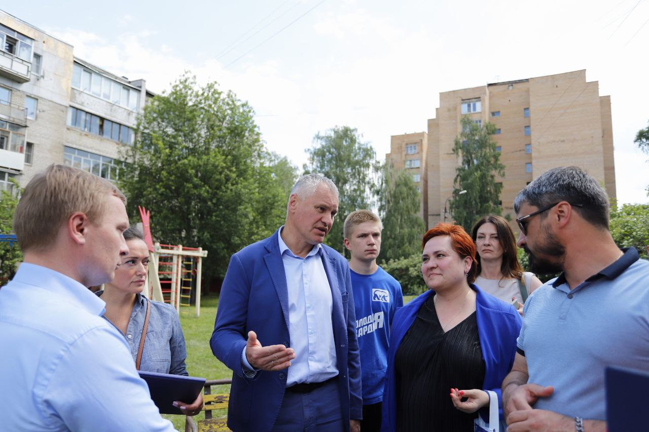 Глава городского округа Фрязино Дмитрий Воробьев вместе с жителями проверил ход строительства новой детской площадки на улице Нахимова