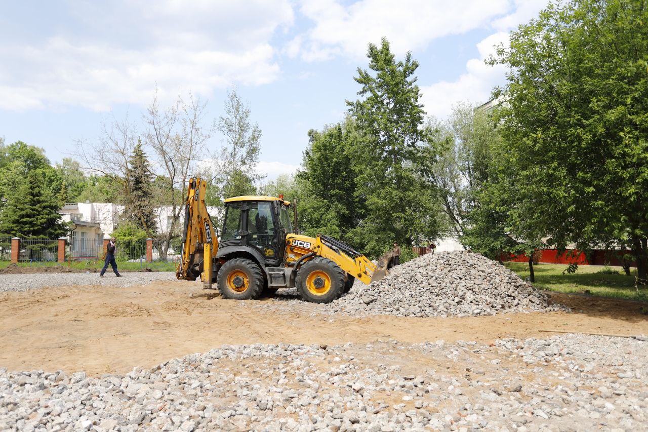Глава городского округа Фрязино Дмитрий Воробьев вместе с жителями проверил ход строительства новой детской площадки на улице Нахимова