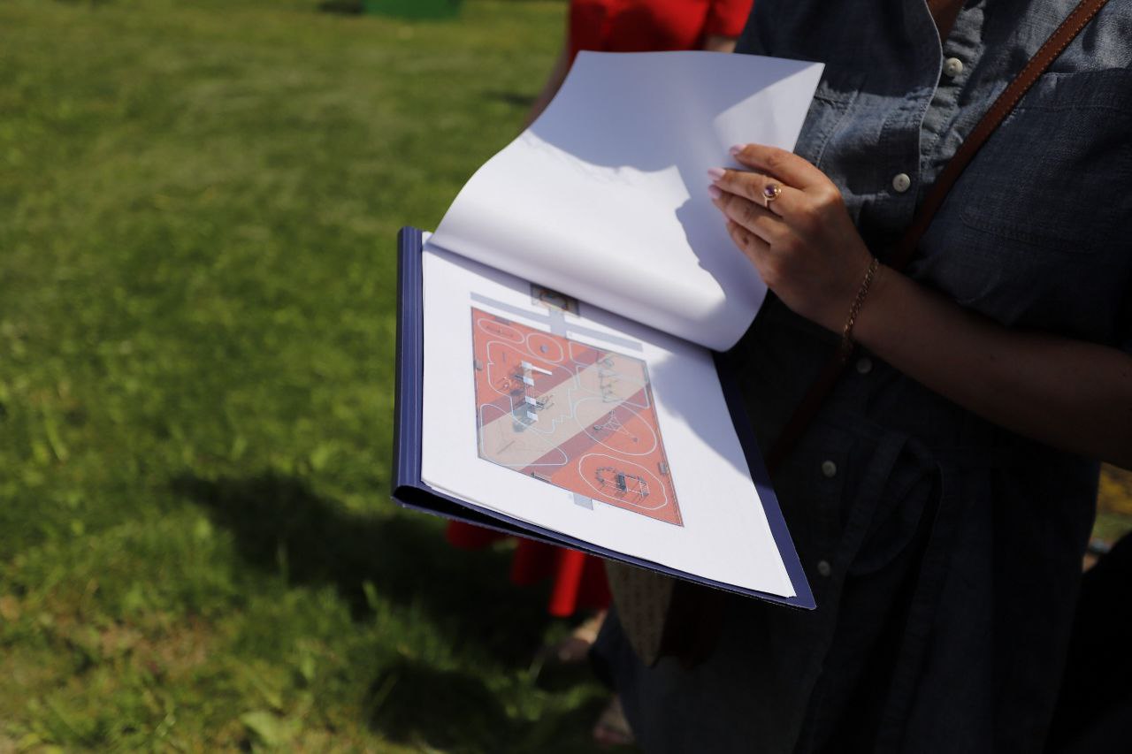 Глава городского округа Фрязино Дмитрий Воробьев вместе с жителями проверил ход строительства новой детской площадки на улице Нахимова