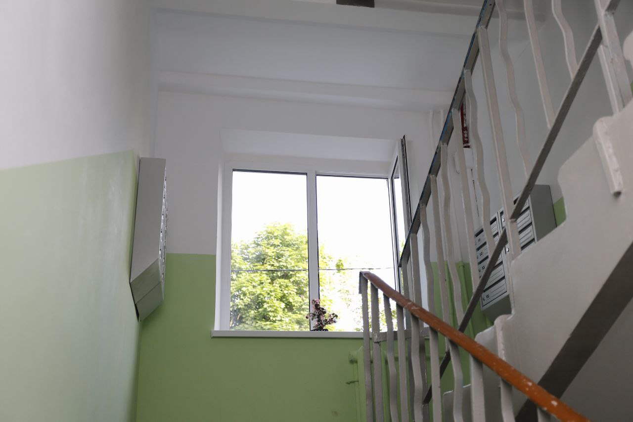 Глава городского округа Фрязино Дмитрий Воробьев проинспектировал ремонт подъездов в доме 12 по проспекту Мира