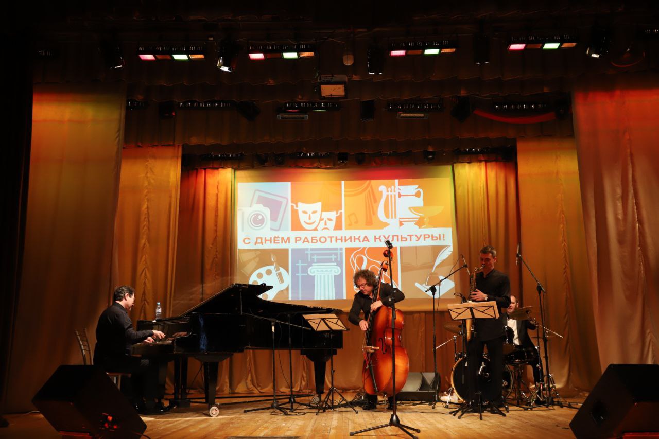 24 марта глава городского округа Фрязино Дмитрий Воробьев поздравил работников культуры с предстоящим профессиональным праздником