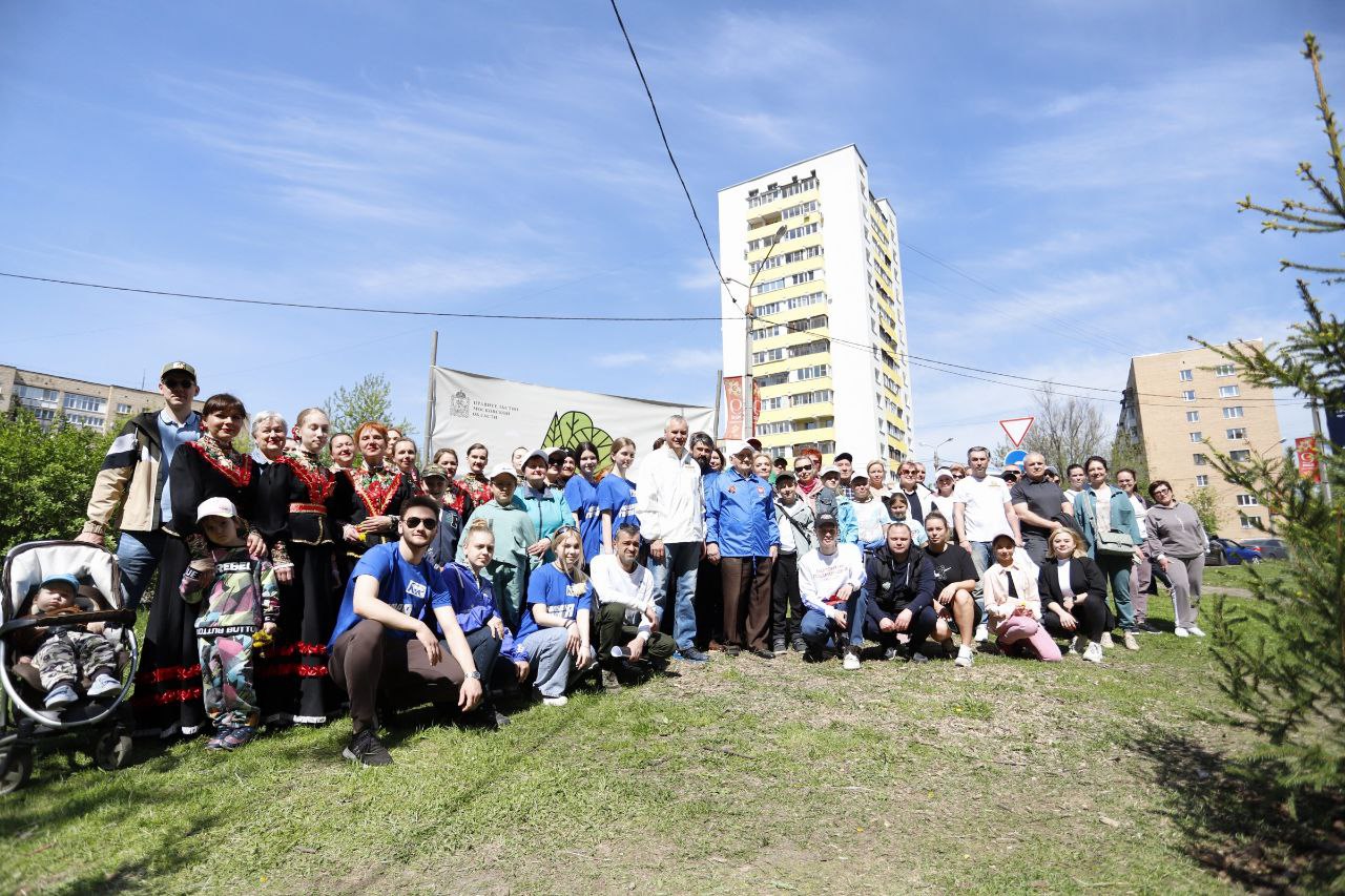 Фрязинцы по всему городу высадили молодые деревья в память о героях военных лет