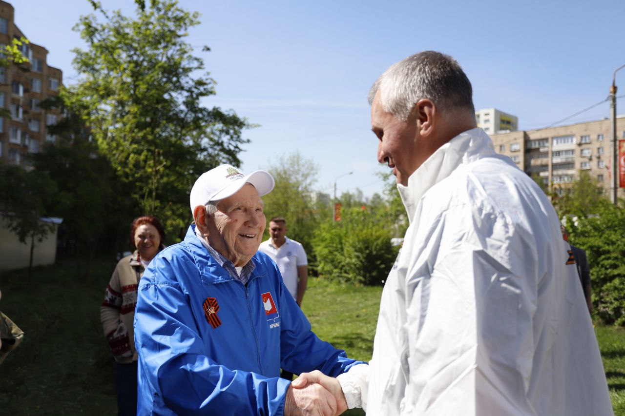 Фрязинцы по всему городу высадили молодые деревья в память о героях военных лет