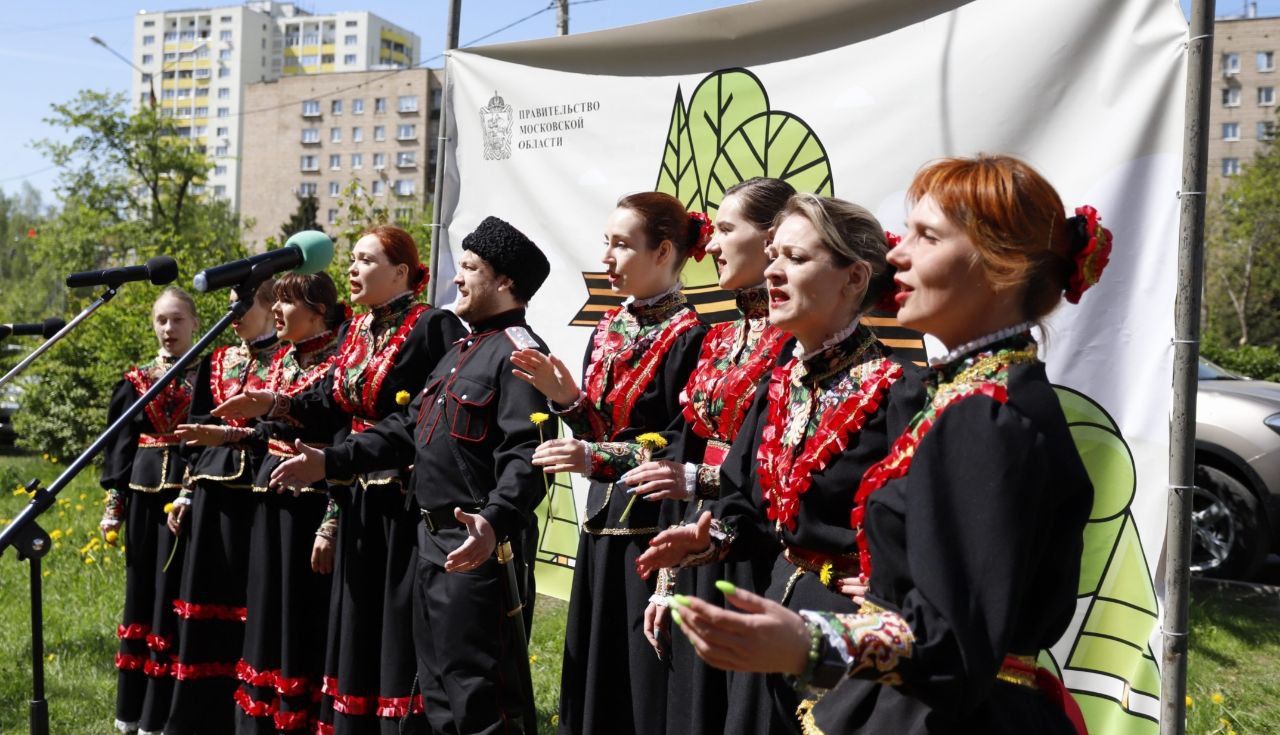 Фрязинцы по всему городу высадили молодые деревья в память о героях военных лет