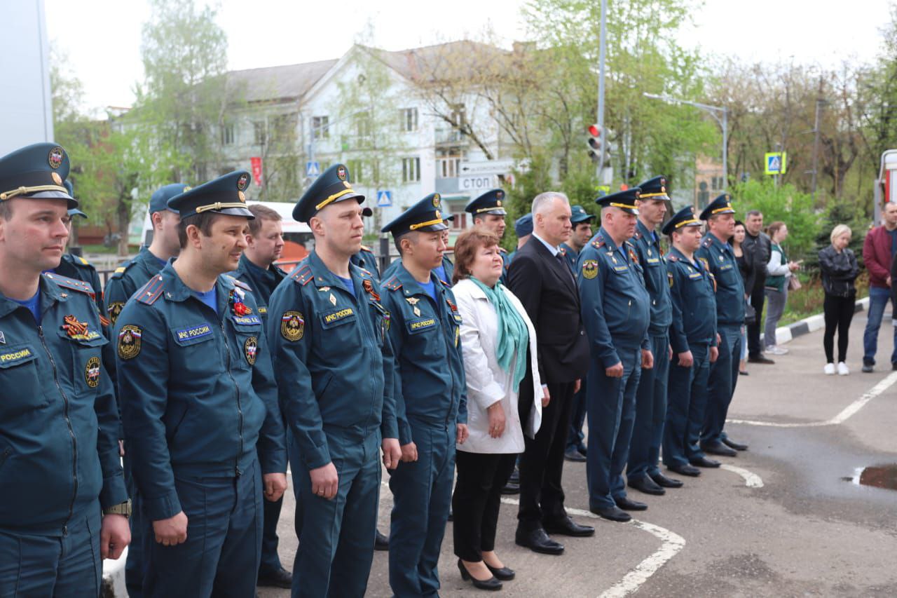 В День памяти сотрудников МЧС России, погибших при исполнении служебного долга, в школе №2 состоялась торжественная линейка
