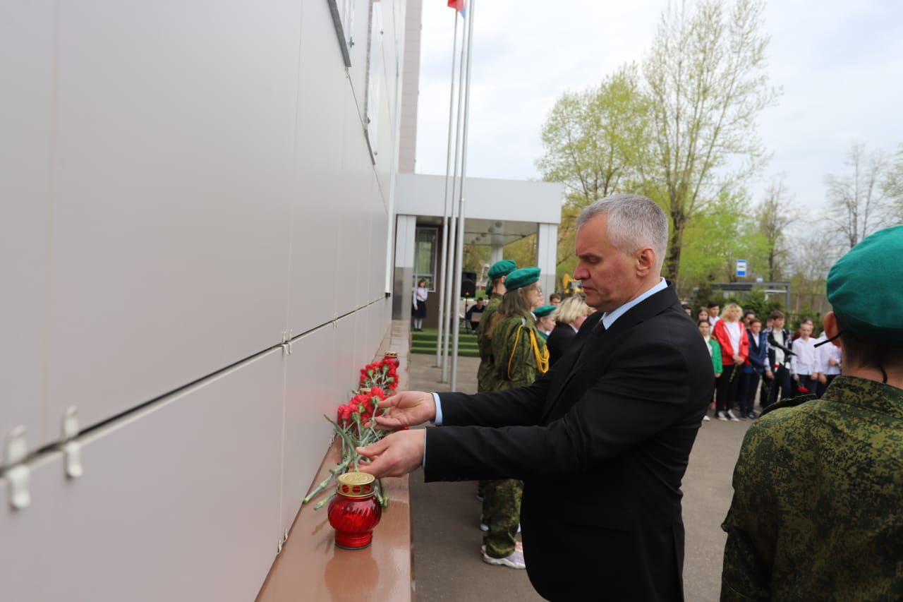 В День памяти сотрудников МЧС России, погибших при исполнении служебного долга, в школе №2 состоялась торжественная линейка
