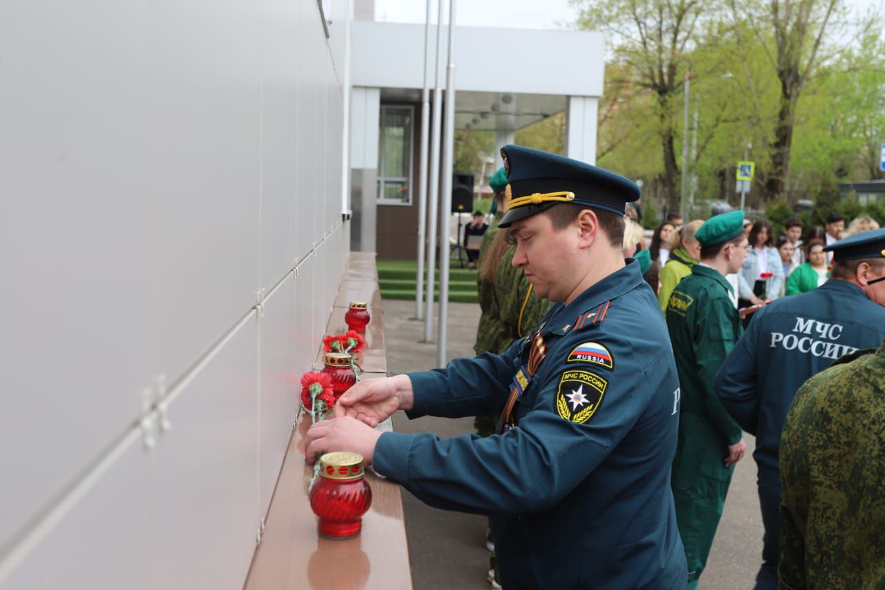 В День памяти сотрудников МЧС России, погибших при исполнении служебного долга, в школе №2 состоялась торжественная линейка