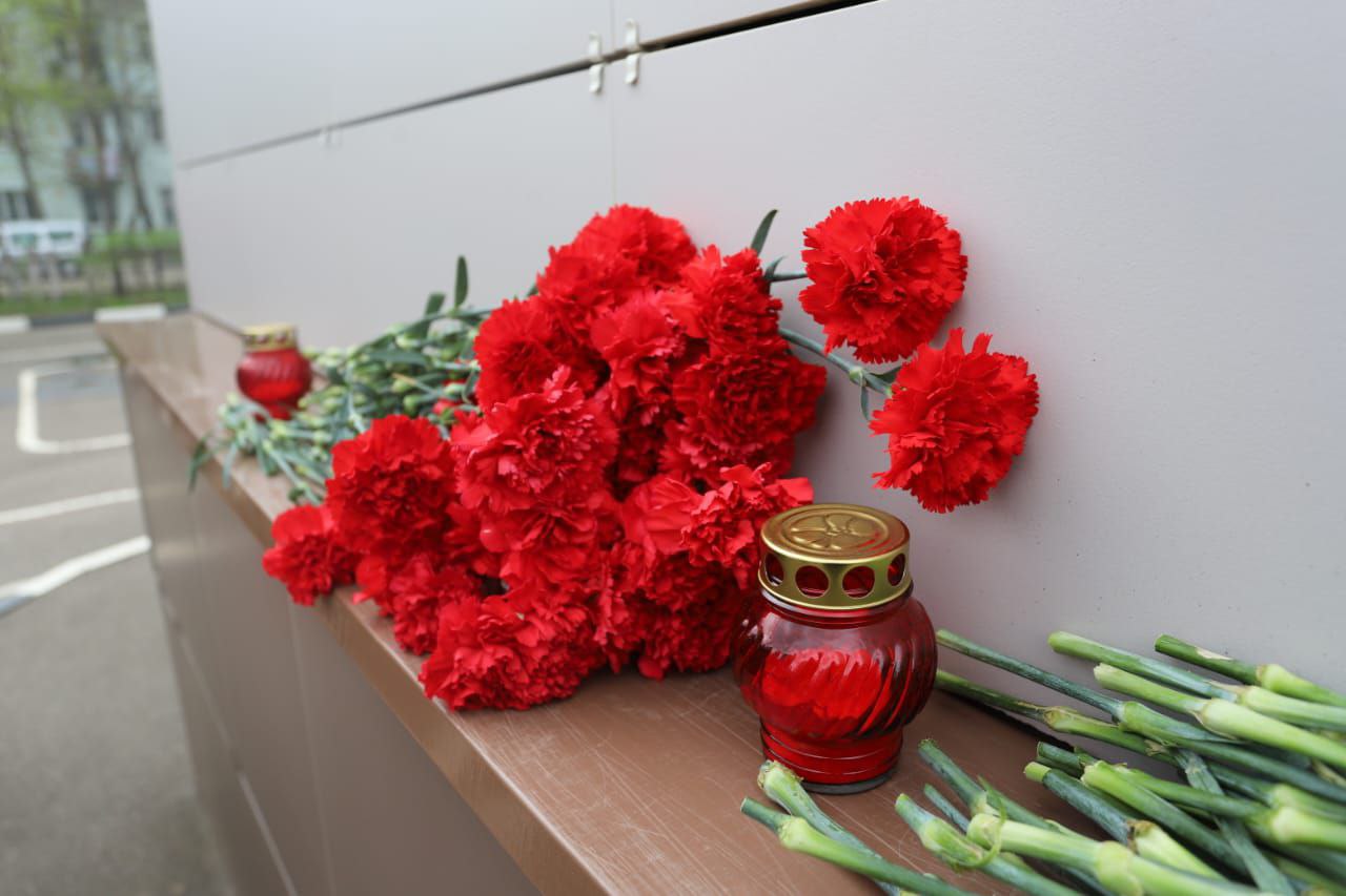 В День памяти сотрудников МЧС России, погибших при исполнении служебного долга, в школе №2 состоялась торжественная линейка