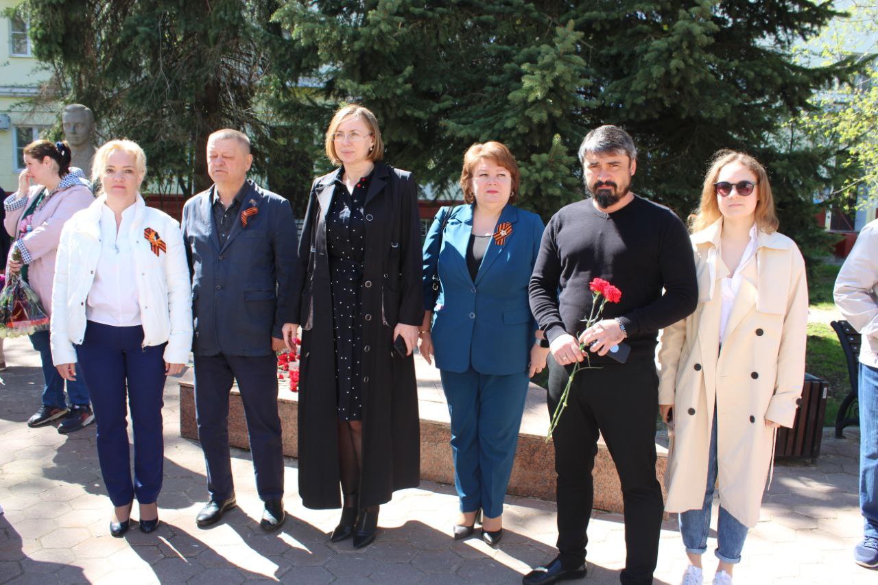 Торжественная церемония возложения цветов на Аллее Героев