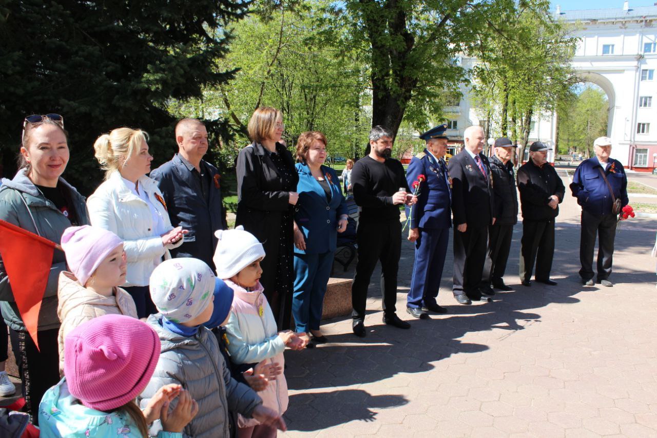Торжественная церемония возложения цветов на Аллее Героев