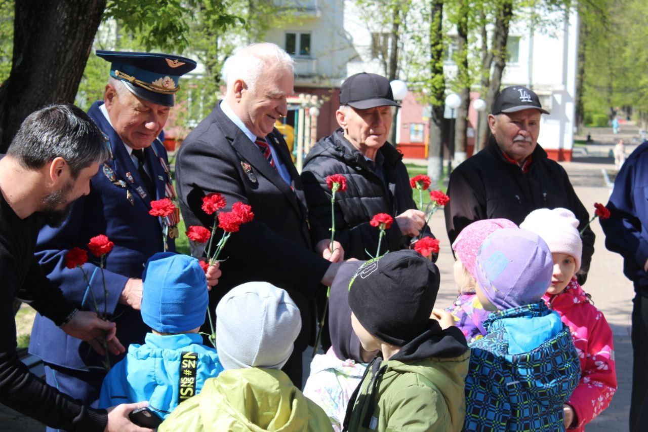 Торжественная церемония возложения цветов на Аллее Героев