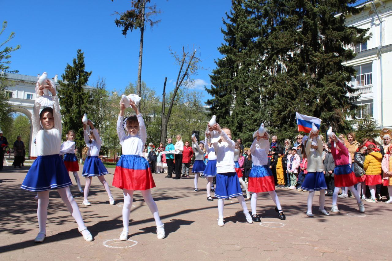 Торжественная церемония возложения цветов на Аллее Героев