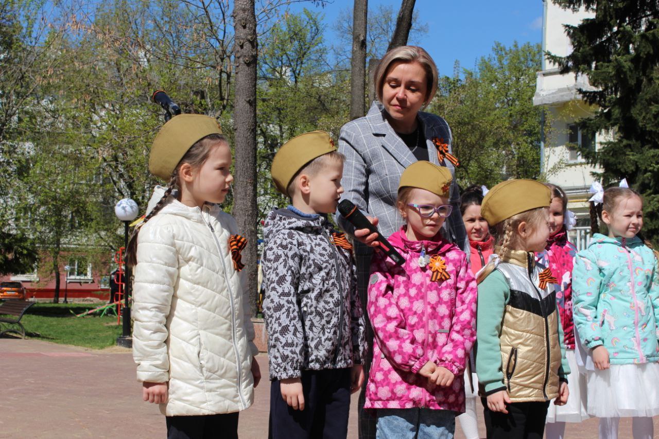 Торжественная церемония возложения цветов на Аллее Героев