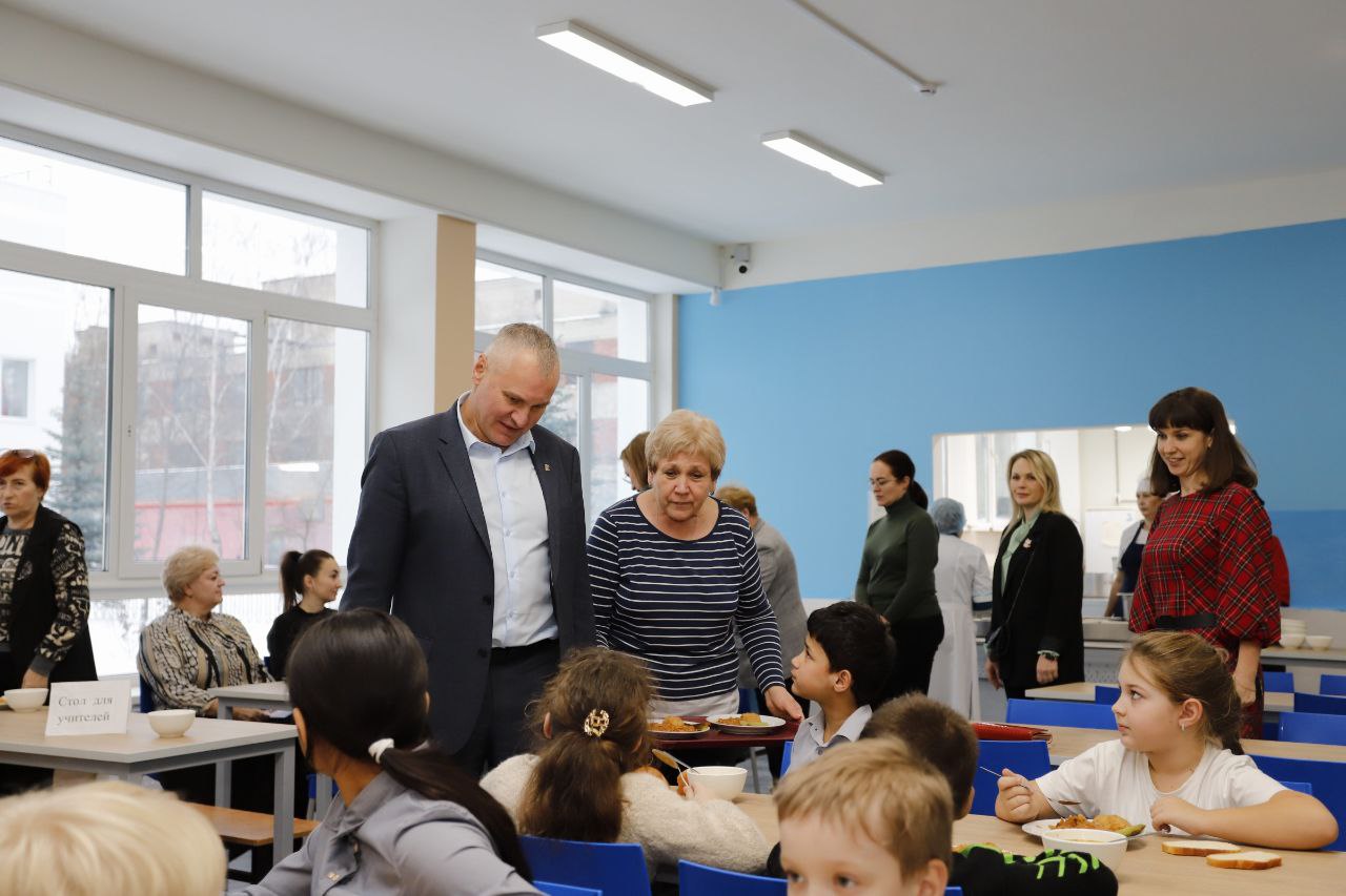 Глава городского округа Фрязино встретился с родителями учащихся лицея, чтобы узнать их мнение о работе школьной столовой