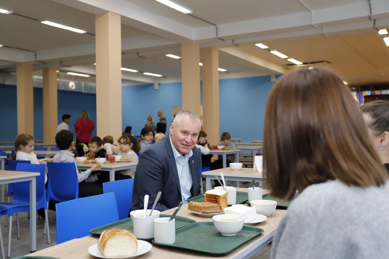Глава городского округа Фрязино встретился с родителями учащихся лицея, чтобы узнать их мнение о работе школьной столовой