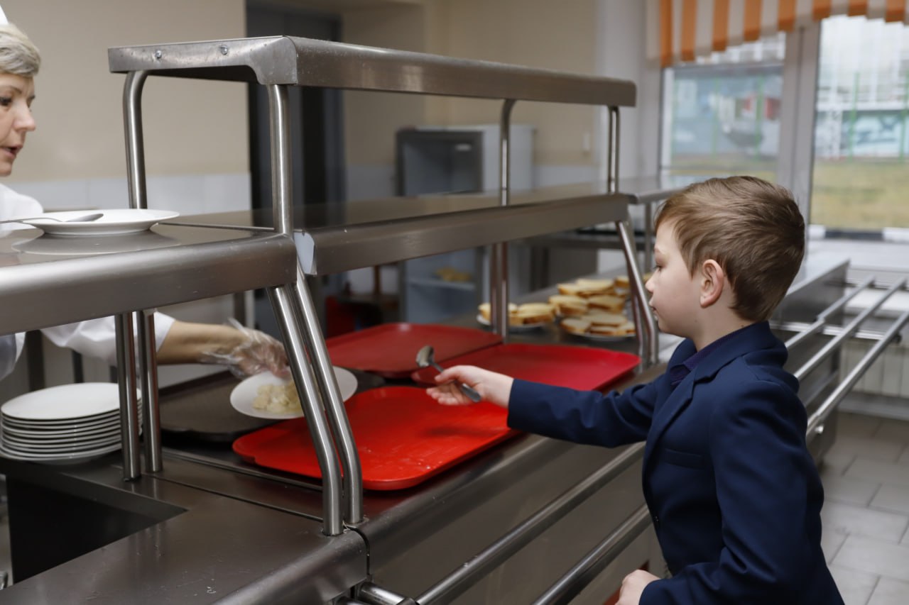 Глава городского округа Фрязино Дмитрий Воробьев вместе с родителями учащихся школы №2 проверили качество горячих завтраков