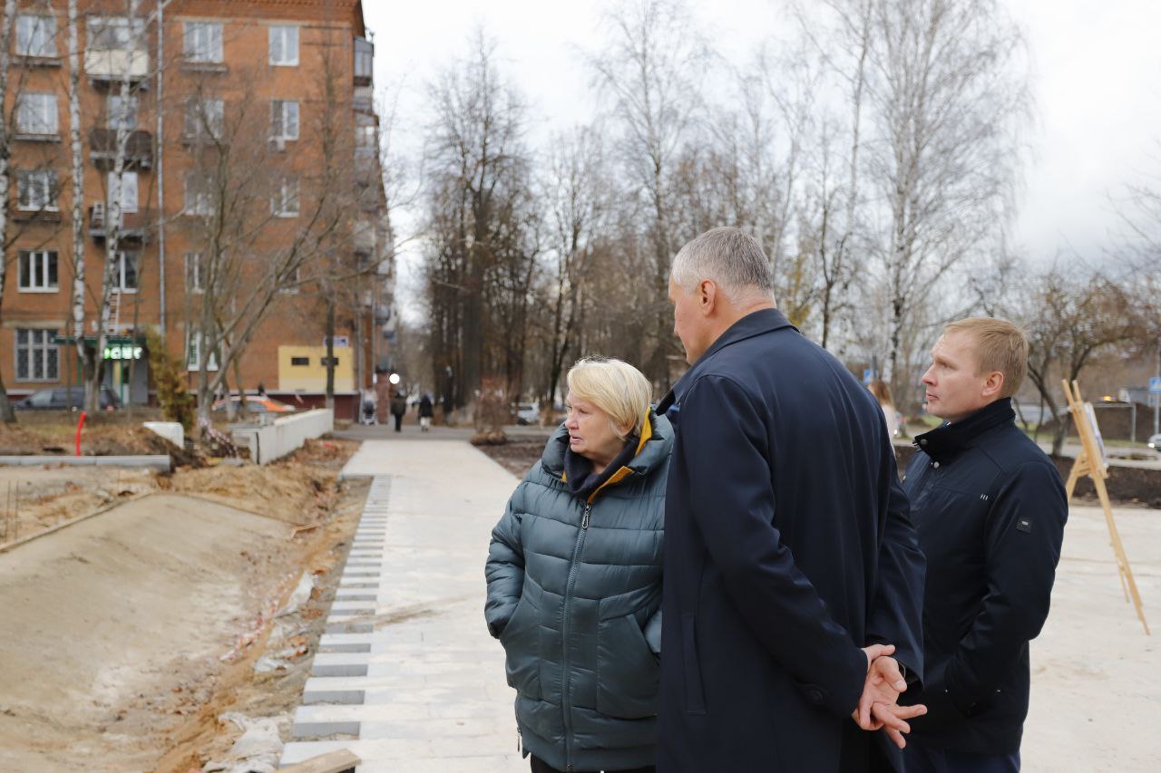 Глава городского округа Фрязино Дмитрий Воробьев вместе с жителями проверил ход благоустройства Площади Победы