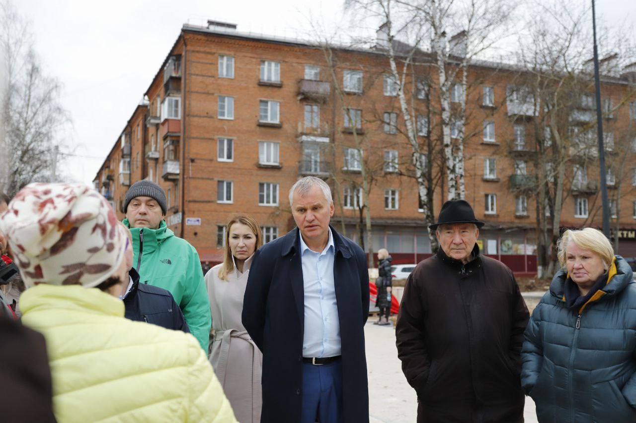 Глава городского округа Фрязино Дмитрий Воробьев вместе с жителями проверил ход благоустройства Площади Победы