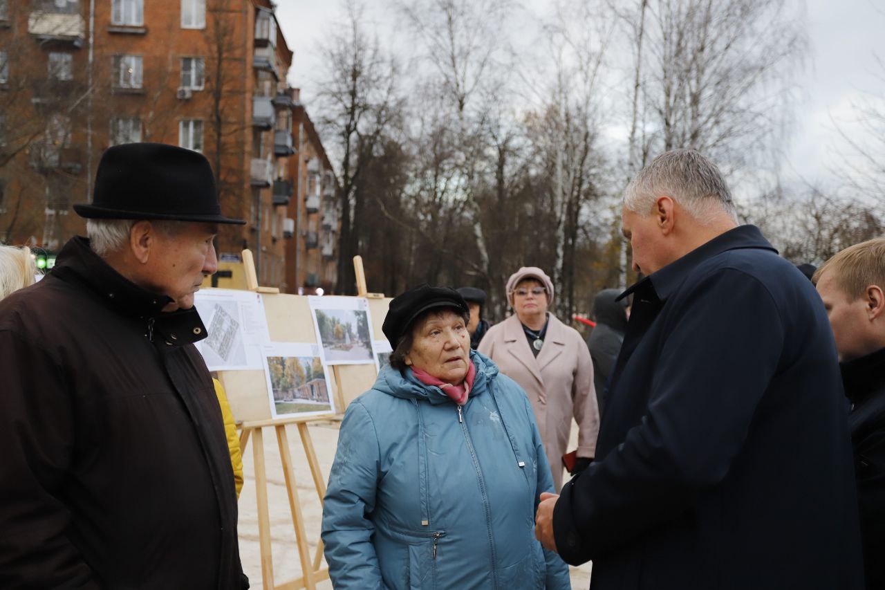 Глава городского округа Фрязино Дмитрий Воробьев вместе с жителями проверил ход благоустройства Площади Победы