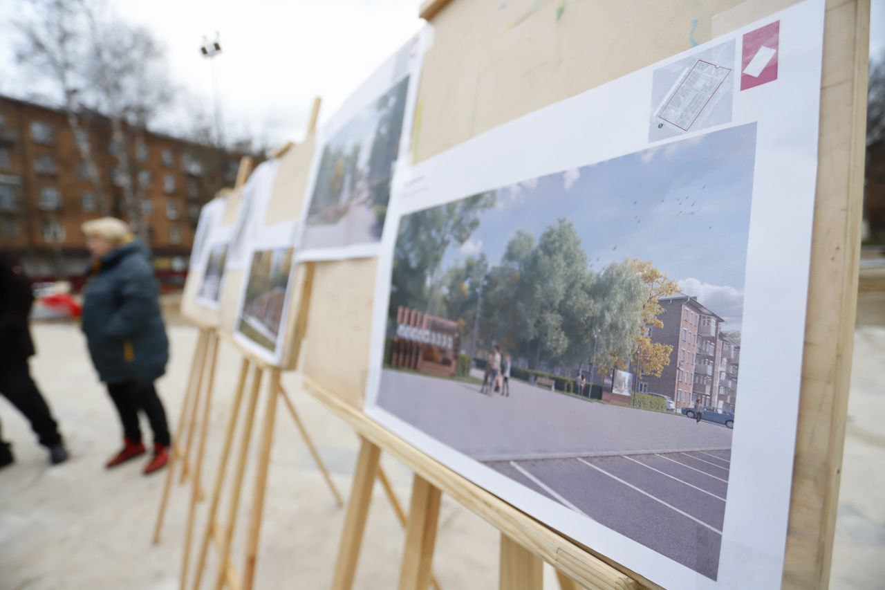 Глава городского округа Фрязино Дмитрий Воробьев вместе с жителями проверил ход благоустройства Площади Победы
