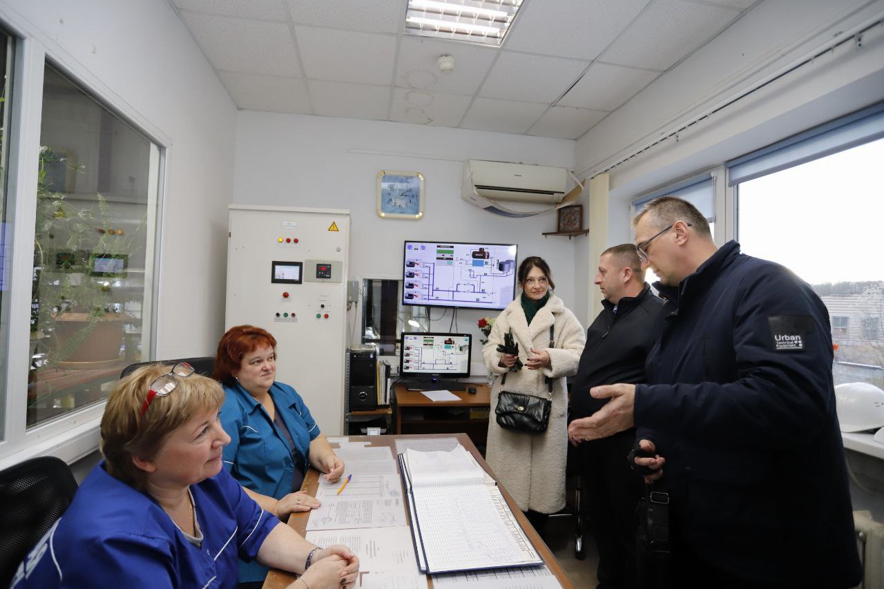 Заместитель главы Фрязино Виктория Оганезова, совместно с главным инженером АО «Теплосеть Фрязино» Алексеем Лангаем, проверили котельную №14