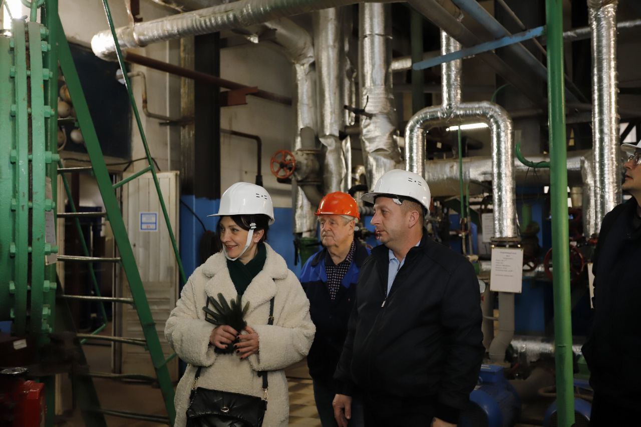 Заместитель главы Фрязино Виктория Оганезова, совместно с главным инженером АО «Теплосеть Фрязино» Алексеем Лангаем, проверили котельную №14