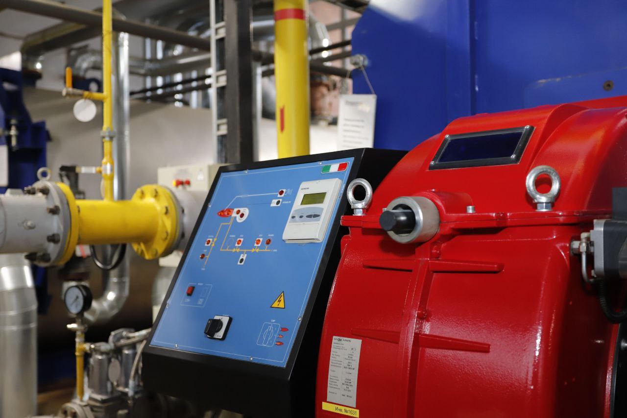 Заместитель главы Фрязино Виктория Оганезова, совместно с главным инженером АО «Теплосеть Фрязино» Алексеем Лангаем, проверили котельную №14