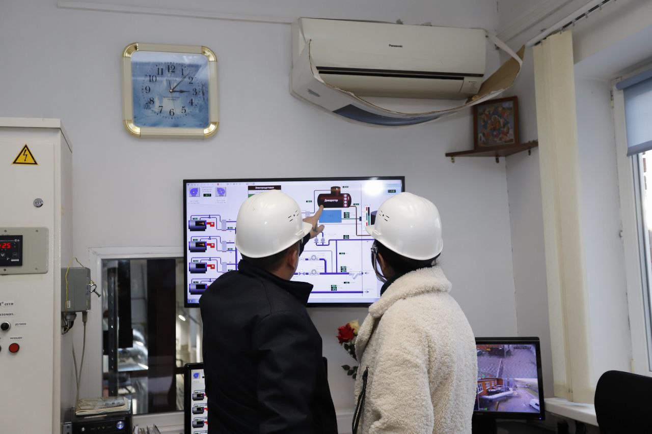 Заместитель главы Фрязино Виктория Оганезова, совместно с главным инженером АО «Теплосеть Фрязино» Алексеем Лангаем, проверили котельную №14