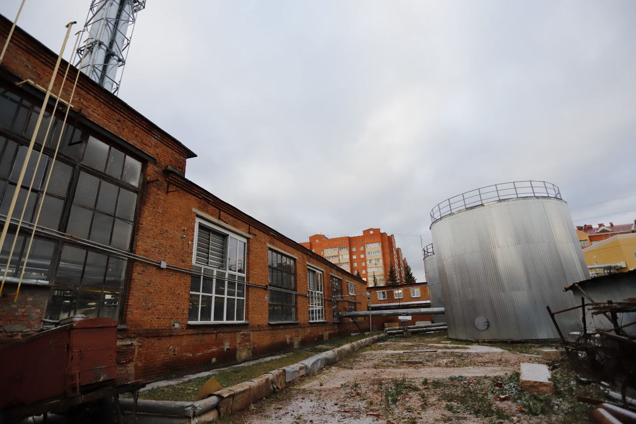 Заместитель главы Фрязино Виктория Оганезова, совместно с главным инженером АО «Теплосеть Фрязино» Алексеем Лангаем, проверили котельную №14