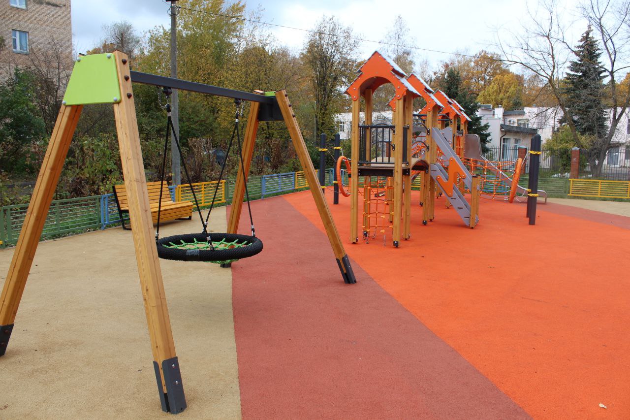 На улице Нахимова во дворе домов 27, 29, 33 и 35 открылась новая детская игровая площадка