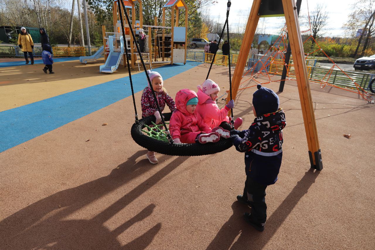 Во дворе дома №6 на Окружном проезде открылась новая детская игровая площадка🪁